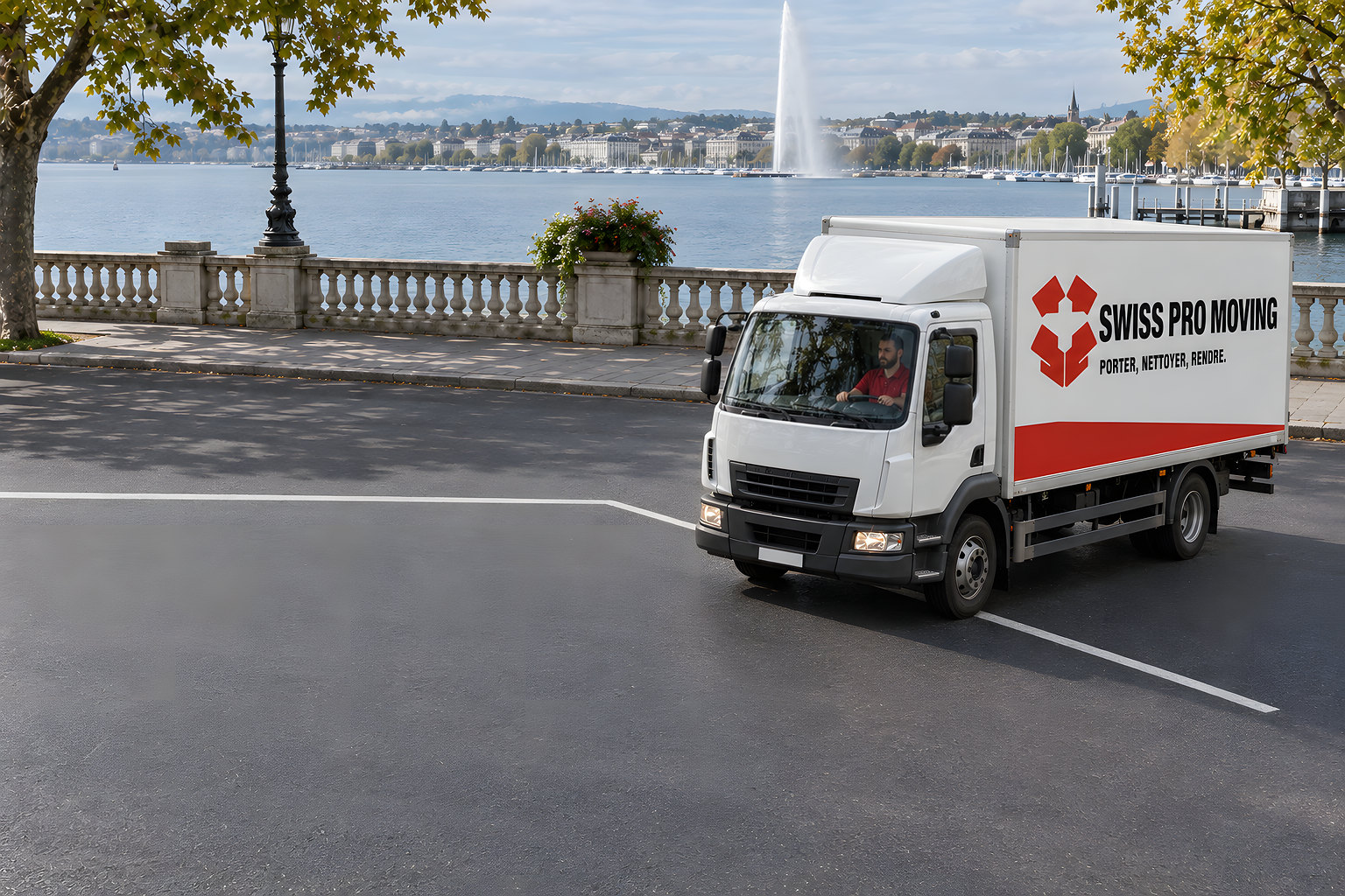 Un camion blanc Swiss Pro Moving, bandeau rouge bas de caisse, roule sur un quai de Genève ; le conducteur est au volant, la rade et le Jet d’eau sont derrière, et une ligne blanche peinte file sur la chaussée puis s’infléchit vers le camion.